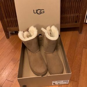 UGG Bailey Bow Corduroy size 9, NIB